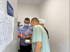 工做时穿戴洁净的工做衣帽、口罩